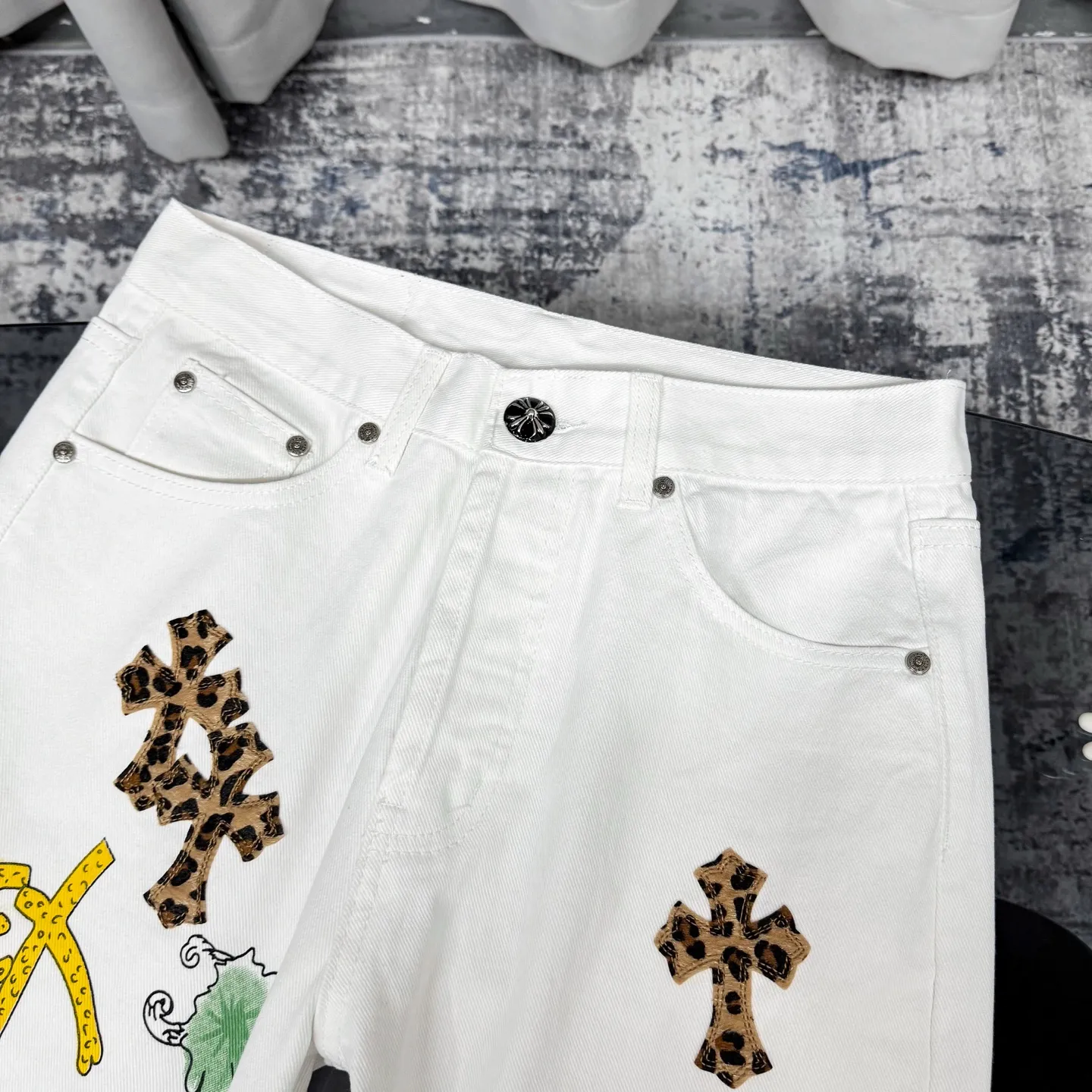 P250 Chrome Hearts & Chrome Hearts high street jeans with leopard pattern and vintage graffiti painting on white background. Chrome Hearts are the most popular pants in color. Made of beaded canvas fabric, heavy washing makes the upper body of the fabric more textured and the pants are tall and straight! The three-dimensional cutting of the whole trousers is a masterpiece! The hardware is customized by zp. The beaded canvas fabric is thick and soft after being washed. It has good breathability. Customized small leather label. Unique design. The details are simple and elegant, and the workmanship is exquisite. The whole trousers are neatly routed and the details are in place! Trendy people have been disappointed. From the quality selection of fabrics, the tailoring of details, and the matching of patterns, everything is impeccable! The upper body is so handsome when worn...it can be easily worn by men, women and children! The craftsmanship is made of heavy-duty washed pure cotton denim fabric. After washing, it is soft and thick and looks very stylish when worn. Color: White Size: 28 30 32 34 (S-XL)